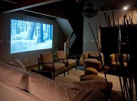 Poconos Modern Chalet-Hot Tub-Home Theater-Lake, hotel in East Stroudsburg