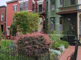2BR Capitol hill delight, with private parking