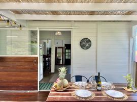Casita, maison créole, jardin privatif et terrasse couverte, hotel in Rivière-Salée