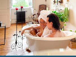 Séjour romantique ou professionnel au Château isigny, Charme et feu de cheminée、Isigny-le-Buatのホテル