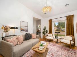 Oak Street Bungalow Walk to Old Town and CSU，位于Buckingham的酒店