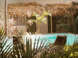 Refugio Surf Lodge, beach hotel in Tamarindo