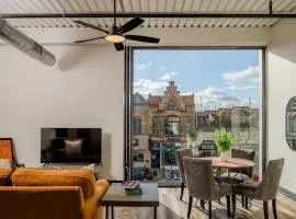 Modern City View 1BR Apartment with Office - free parking