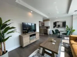 Bright 1 BR with patio and 6 app