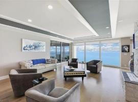 Sophisticated Three-Bedroom Coastal Apartment with Fireplace, hotel in Naples