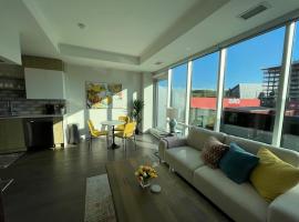 Spotless & Bright 1 BR downtown with private patio，位于哈利法克斯的酒店