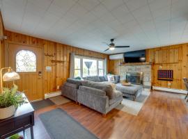 Game Room, Hot Tub and Fire Pit Pocono Lake Escape!, hotel v destinaci Arrowhead Lake