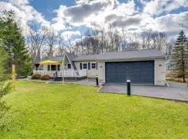 Game Room, Hot Tub and Fire Pit Pocono Lake Escape!