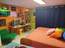 Suite rétro 80s 90s grande baignoire et jardin, hotel din Clermont-Ferrand