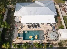 Poolside Palm Hideaway - Heated Pool, Hot tub, Games & FUN!