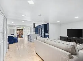 Bright Three-Bedroom Modern Apartment with Private Balcony