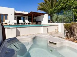 3 bedroom villa with pool and jacuzzi