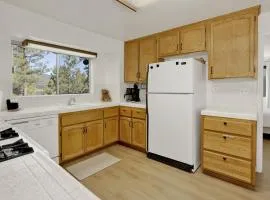 Round Rock Lodge at Big Bear Boulder Bay Modern Retreat w/ Pool Table Minutes to Activities