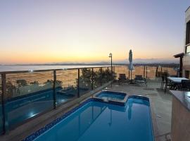Luxo Frente Mar em 7 Qtos com Ar sendo 4 suites para até 18 pessoas, 2 Jacuzzi Aquecidas, piscina, brinquedoteca, 5min de Castelhanos, hotel v destinaci Anchieta