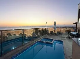 Luxo Frente Mar em 7 Qtos com Ar sendo 4 suites para até 18 pessoas, 2 Jacuzzi Aquecidas, piscina, brinquedoteca, 5min de Castelhanos