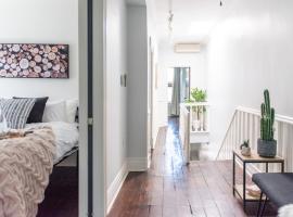 New York Style Brownstone Elegant Home in Toronto's Vibrant King West, hotel em Toronto