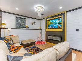 Buzz Inn with Hot tub Sauna fire pit, Roof top Deck in Hocking Hills, Hotel in South Bloomingville