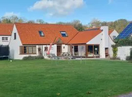 Nivekerke 8 Nieuwmunster De Haan, 3-bedroom holiday house for 4 to 6 people, between Wenduine, 1 km, and De Haan, 2 km, 500 meters from the beach,15 min from Bruges, Ostend and Knokke, nice big fenced garden