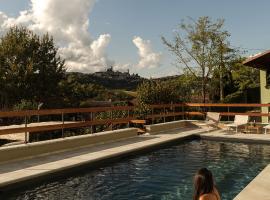 CA'du LIN - Jacuzzi e Piscina, hotel in Cisterna dʼAsti