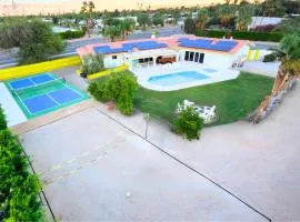 Downtown Resort Villa - Private Pickleball, Volleyball, Heated Pool, Spa, Gameroom