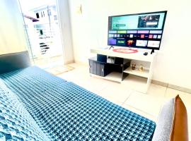 Casa Ampla com Ar Condicionado 450m praia Rua Canoas, hotel in Piçarras