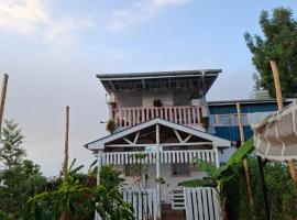 Elmadel Coffee Gardens 4Bed Rustic Wooden House, hotel in Machakos