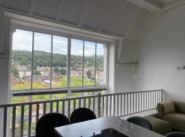 Historic Dover Stay with Stunning Castle View, khách sạn ở Dover