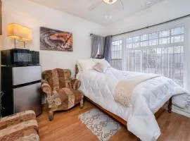 Cozy Studio Near Downtown LA with AC WiFi and Snacks