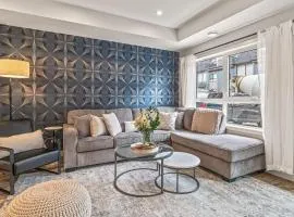 Classic Modern 4BR Nearby DT Hot tub and Pool