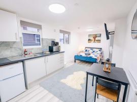 Modern Studio - Perfect for Work or Relaxation, hotel in Cardiff