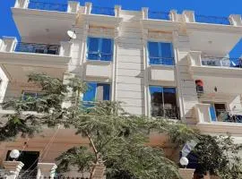 شقه كامله فاخره بجوار ممشى اهل زايد 3غرف وشرفه