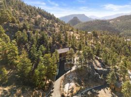 Private Hilltop Panoramic Mountain View - Family, hotel in Estes Park
