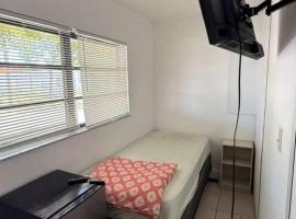 Hallandale Urban Rooms, hotel in Hallandale Beach