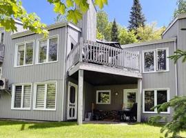 Book Tremblant Retreat, Free Parking, Fast Wifi & Total Comfort，蒙特朗布朗的分租公寓