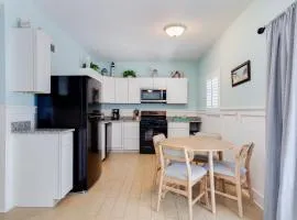 Gorgeous Apartment on Mango St Steps to Beach