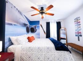 Nomad Hub,Fast Wi-Fi, King Comfort & Pool Vibes, hotel v destinaci Gainesville