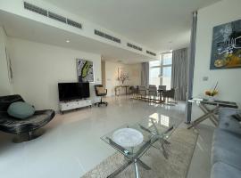 Spacious Fully Furnished 6BR Villa in Damac Hill2 โรงแรมที่มีที่จอดรถใน&lsquo;Ūd al Bayḑāʼ