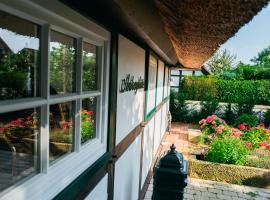 Cottage mit Kamin und Garten, seenah, Hotel in Lembruch