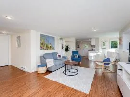 Gallery Garden - stylish, art-filled 1-bedroom suite by Victoria Prime!