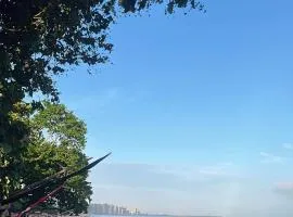 Quarto na Av Beira mar em apto familiar