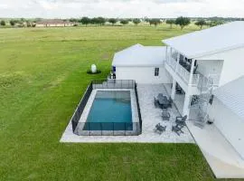 Family Retreat, Pool, Games & Farm Views, 10 Acres