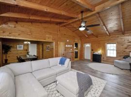 Mountain Top Hideout - Cabin Inspired Modern Ranch, hotel di Campton