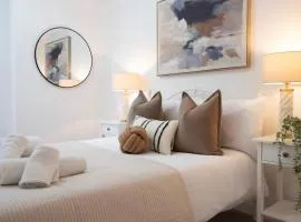Charming 3BR Cottage Sleeps 6 - 15 Mins to Centre