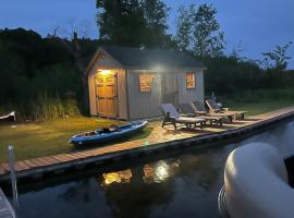 Lakefront Hot Tub, Firepit, Kayaks Private Dock, hotel a Canadian Lakes