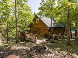 Table Rock Lake Cabin - The Oaks #5 with Lake Access & Hot Tub, Hotel in Shell Knob