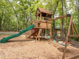 Table Rock Lake Cabin - The Cedars #1 with Lake Access Hot Tub Outdoor Pool, Hotel in Shell Knob
