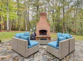 Waterfront Home with Private Boat Dock in Lancaster!, hotel v destinaci Weems