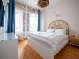 MINIQ HOMES 101 - Near Sea Foça Center 2BR Historic Stone House, Hotel in Foça