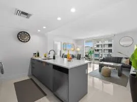 Luxury Condo with Rooftop Pool - 5-Min to Beach