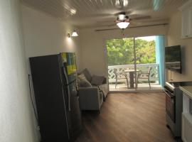 104 Batts Rock Beach Condos near UWI、セント・マイケルのホテル